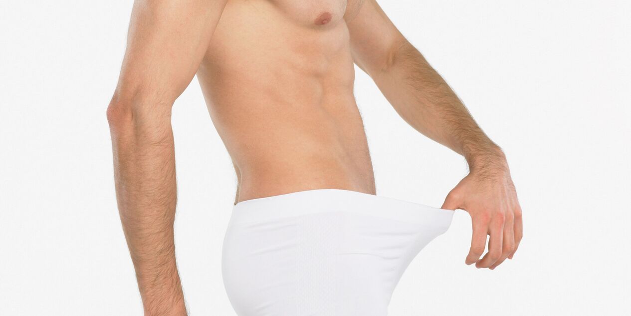 Um homem pensa em um aumento no pênis com massagem