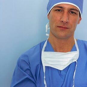 médico realizando cirurgia de aumento do pênis